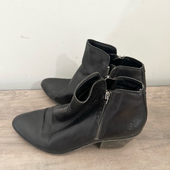 FRYE Boots Womens Size 7.5 M Sacha Rustic Booties Black Leather Ankle Dual Zip - Picture 3 of 7